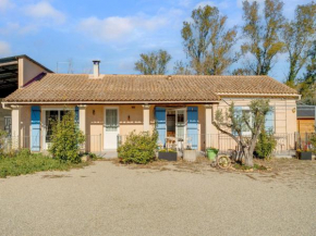 Villa with swimming pool in Sorgues